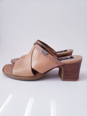 Vintage Artiva Tan Leather Slip On Heels